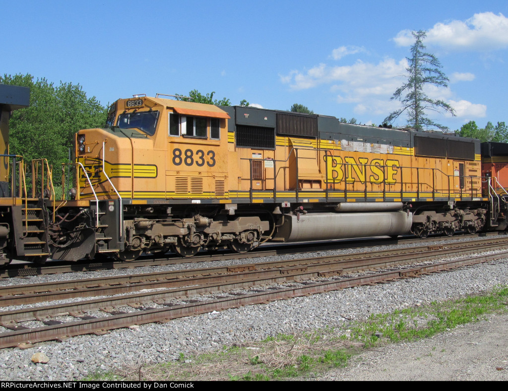 BNSF 8833